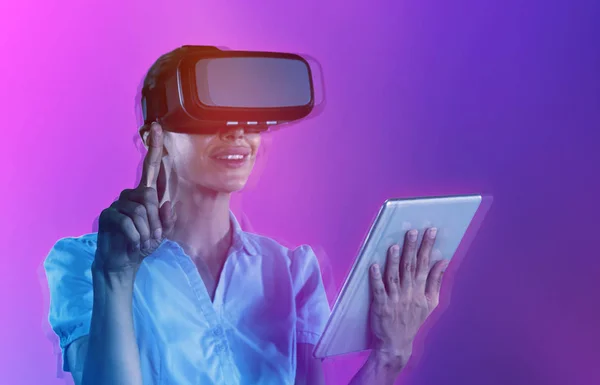 Femme Utilise Casque Réalité Virtuelle Contre Gradient — Photo