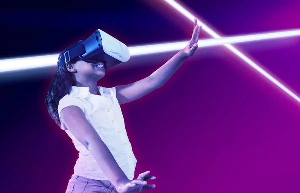 Mädchen Gestikuliert Virtual Reality Simulator Vor Türkisfarbenem Und Lila Hintergrund — Stockfoto