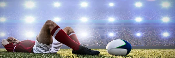 Jugador Rugby Tumbado Campo Contra Imagen Digital Del Estadio Fútbol —  Fotos de Stock