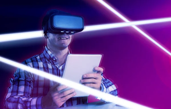 Masculino Uso Virtual Realidade Headset Com Digital Tablet Contra Turquesa — Fotografia de Stock