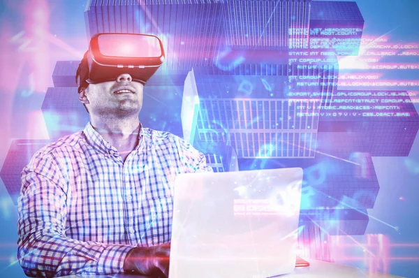 Masculino Uso Virtual Realidade Headset Com Computador Contra Azul Vermelho — Fotografia de Stock