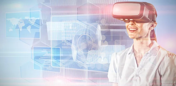 Frauen Nutzen Virtual Reality Headset Gegen Futuristische Technologie Schnittstelle — Stockfoto