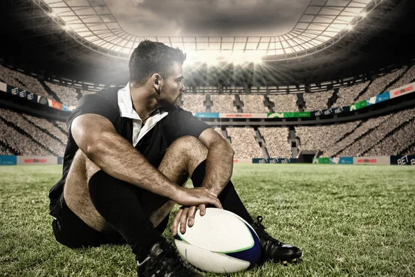 Jogador Rugby Sentado Campo Com Futebol Contra Estádio Contra Céu — Fotografia de Stock