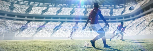 Jogadores Rugby Chutando Bola Para Companheiros Equipe Campo Contra Estádio — Fotografia de Stock