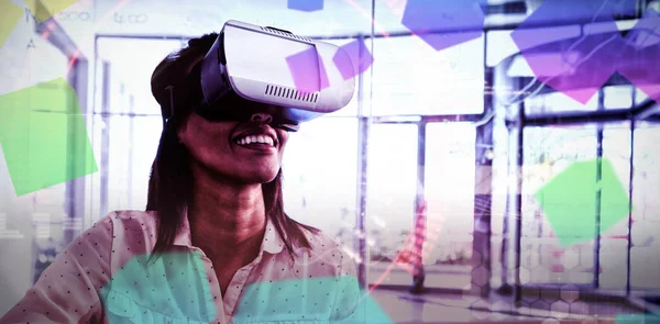 Mischbild Des Gesichts Gegen Weibliche Führungskräfte Mit Virtual Reality Headset — Stockfoto