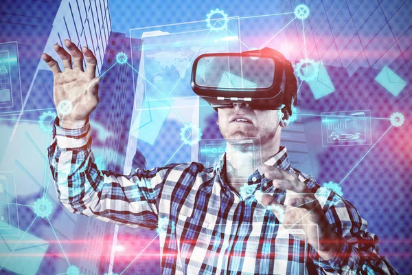 Männer Verwenden Virtual Reality Headset Gegen Zusammengesetztes Bild Der Datenanalyse — Stockfoto