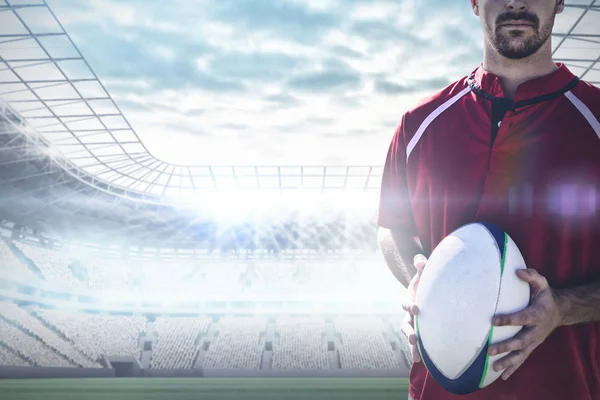 Rugby Jogador Segurando Futebol Campo Contra Estádio Futebol — Fotografia de Stock