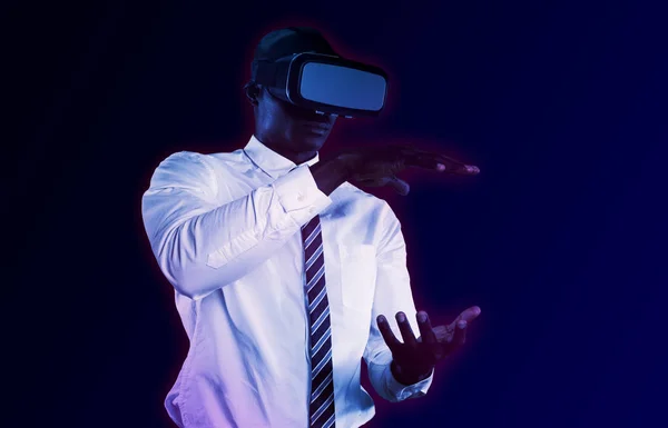 Mann Spielt Virtual Reality Headset Gegen Gefälle — Stockfoto