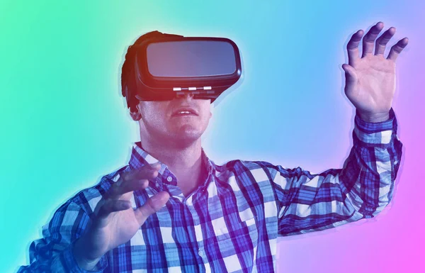 Mannelijk Gebruik Virtual Reality Headset Tegen Turquoise Paarse Achtergrond — Stockfoto
