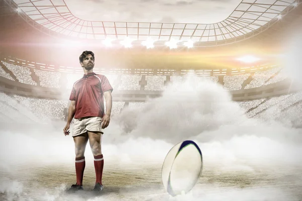 红宝石球员站在球场上对抗橄榄球场与薄雾 — 图库照片