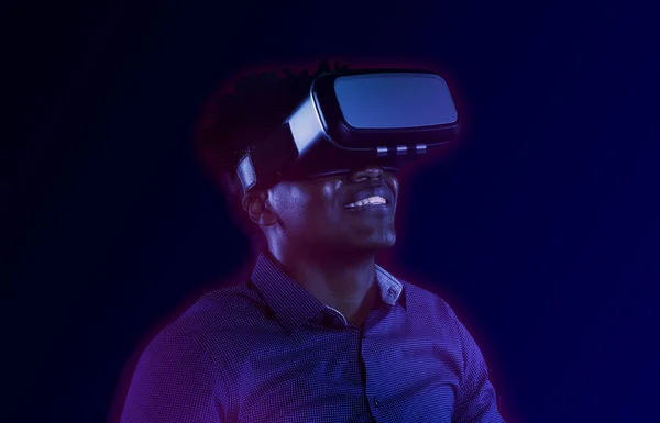Afrikanisch Amerikanischer Mann Nutzt Virtual Reality Headset Gegen Gefälle — Stockfoto