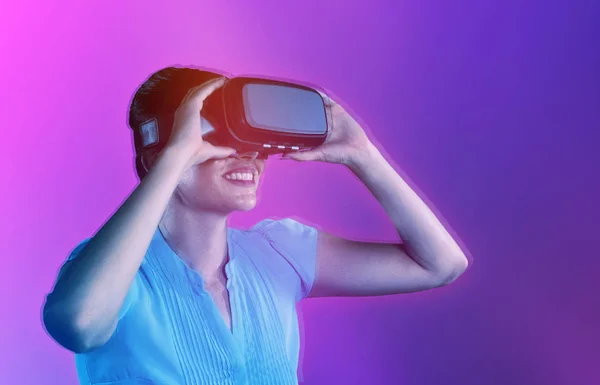 Frauen Nutzen Virtual Reality Headset Gegen Gefälle — Stockfoto