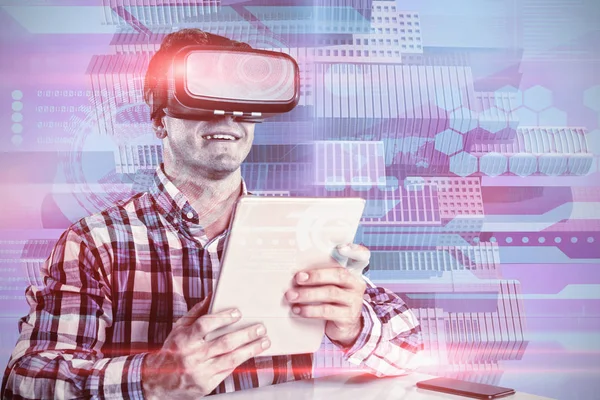Sameček Používá Sluchátka Digitálním Tabletem Pro Virtuální Realitu Digitálními Tabletovým — Stock fotografie