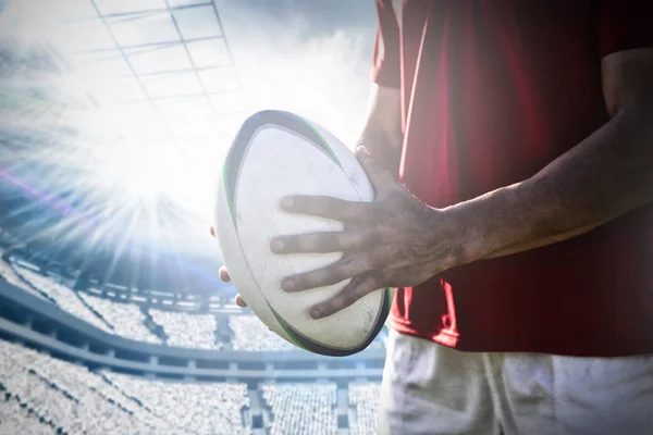 Jugador Rugby Sosteniendo Fútbol Campo Contra Fútbol Campo Estadio —  Fotos de Stock