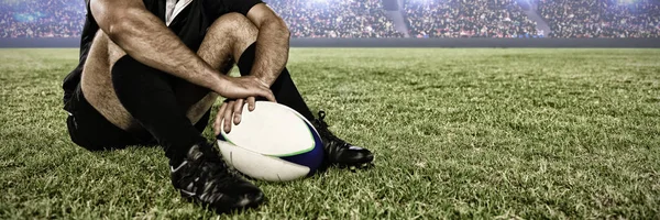 Jogador Rugby Sentado Campo Com Futebol Contra Imagem Digital Estádio — Fotografia de Stock