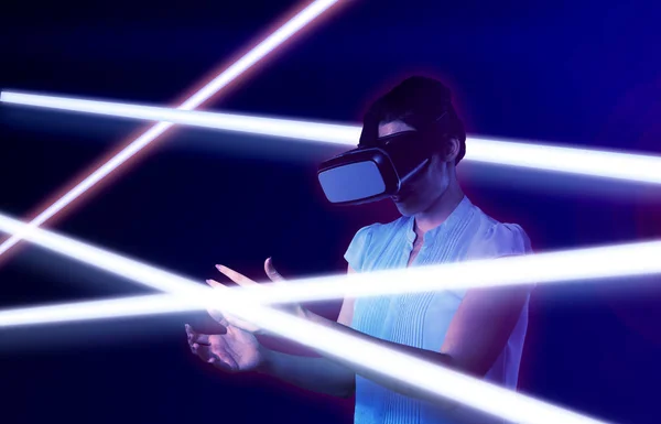 Frau Mit Virtual Reality Headset Gegen Gefälle — Stockfoto