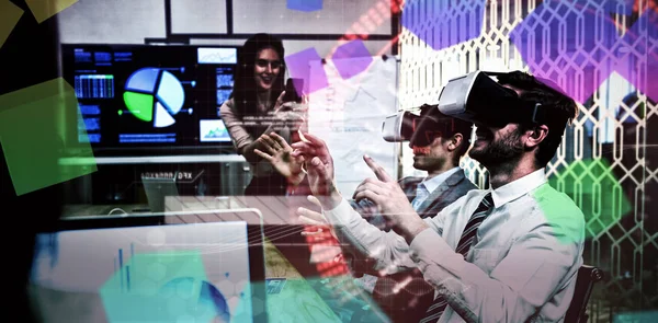 Verbundbild Des Gesichts Gegen Geschäftsleute Mit Virtual Reality Headset Konferenzraum — Stockfoto
