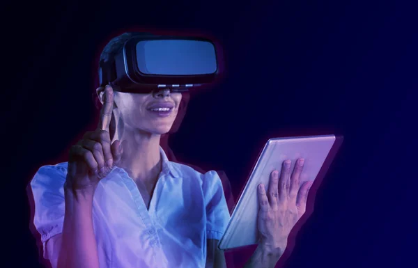 Feminino Usa Fone Ouvido Realidade Virtual Contra Gradiente — Fotografia de Stock