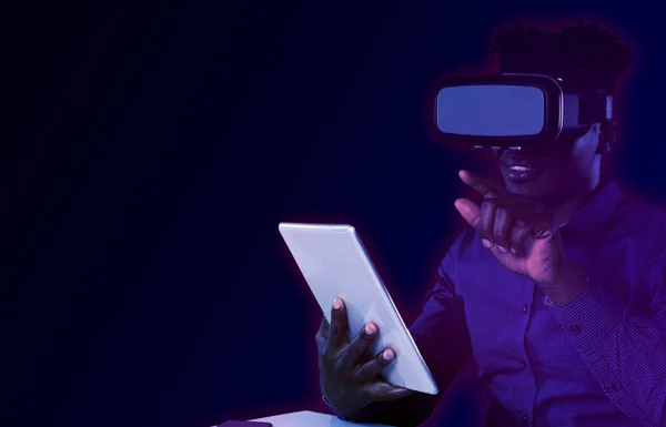 Manliga Afro Amerikanska Använda Virtual Reality Headset Och Digital Tablet — Stockfoto