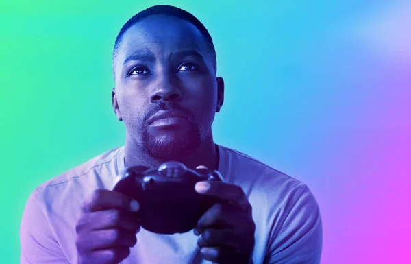 ターコイズと紫の背景に対して白い背景に対してビデオゲームをプレイする男 — ストック写真