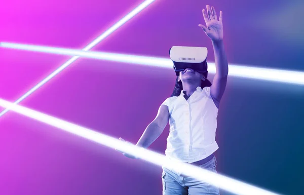 Menina Vestindo Simulador Realidade Virtual Contra Gradiente — Fotografia de Stock