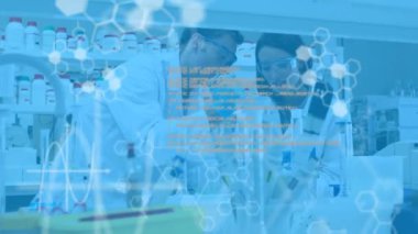 Beyaz önplanda hareket eden beyaz diyagramlarla dolu bir laboratuvarda çalışan erkek ve beyaz tenli bilim adamlarının mavi renkli bellerinin canlandırması.