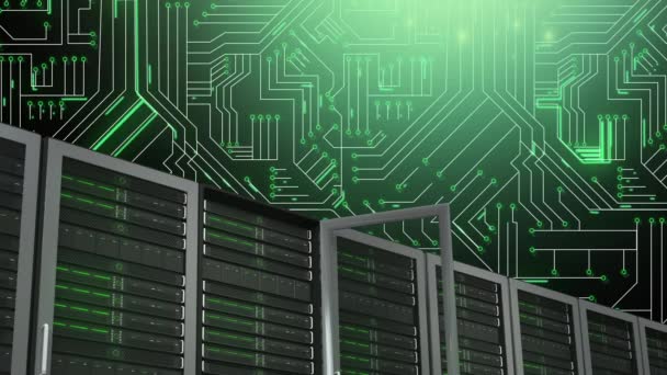 Animation de racks d'ordinateurs serveurs mainframe devant une carte de circuit informatique rayonnant de feux verts 