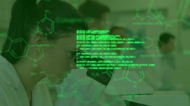 Laboratuvarda mikroskop kullanan bir kadın bilim adamının yeşil renkli kafa ve omuz manzarasının animasyonu, arka planda çalışan meslektaşlar, ön planda parlayan yeşil metin ve veri hareketleri.
