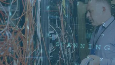 Bilgisayar sunucu odasındaki bağlantılara bakan endişeli bir beyaz adamın yan görüntüsünün animasyonu, veri güvenliğiyle ilgili dijital metin ön planda hareket ederken ve parlarken