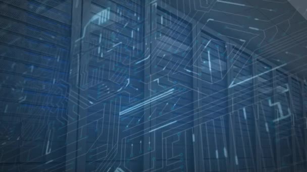 コンピュータサーバーラックのアニメーションと その周りを動き回る淡い青色の光の軌跡を持つコンピュータ — ストック動画