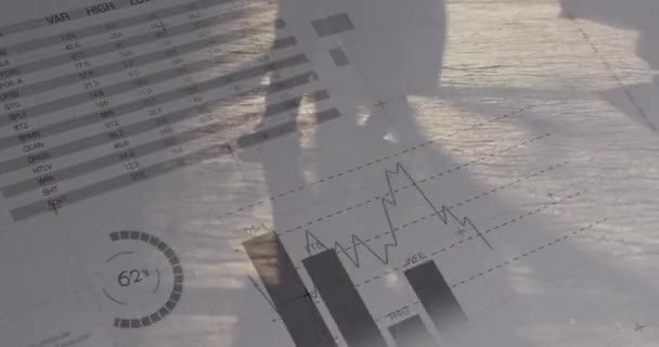 Animatie Van Snelwandelende Mensen Met Financiële Gegevens Grafieken Achtergrond — Stockvideo