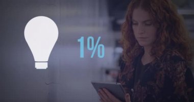 Kafkasyalı genç bir kadının ampul şeklinde tablet kullanması ve ön planda maviyi 0 'dan 79' a çıkarması.
