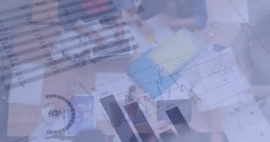 Ofiste çalışan insanların hızlı hareketlerinin ön planda mali verilerle canlandırılması 