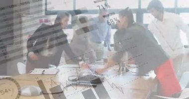 Yoğun bir ofiste çalışan çok ırklı genç ofis çalışanlarının hızlı hareket etmesi ve mali verilerin ön planda hareket etmesi. 