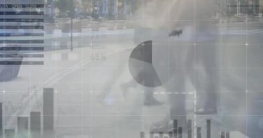 Arka planda finansal veriler ve pasta grafik ile hızlı yürüyüş insanların Animasyon 4k