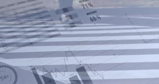 Анимирование Быстро Шагающих Людей Финансовыми Данными Графиком Заднем Плане — стоковое видео