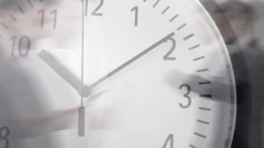 Ön planda saat ile hızlı hareket eden insanların animasyonu