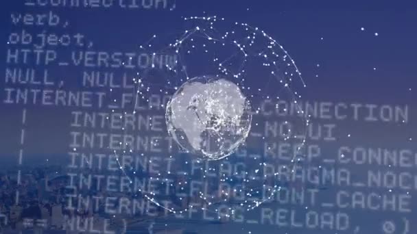 在蓝色背景上移动网络和数据时旋转的地球旋转动画 — 图库视频影像