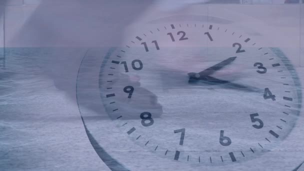 전경에서 시계로 천천히 사람들의 애니메이션 — 비디오