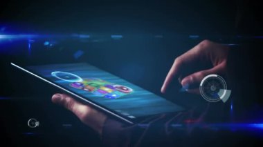 Bir kişi ön planda tablet kullanırken renkli küpler yüzen dönen daireler içinde görüntülenen 5g animasyon