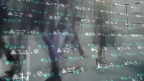 Animação Pessoas Andando Movimento Rápido Uma Rua Com Dados Financeiros — Vídeo de Stock