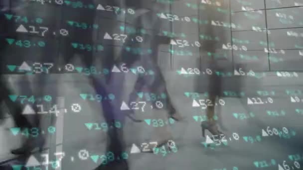 Animación Personas Caminando Movimiento Rápido Una Calle Con Datos Financieros — Vídeos de Stock