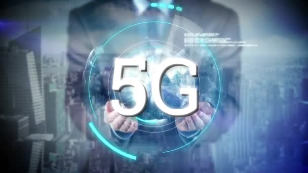 세계지도와 사업가 경관과 아이콘이 배경에서 회전하는 표시되는 5G의 애니메이션 — 비디오
