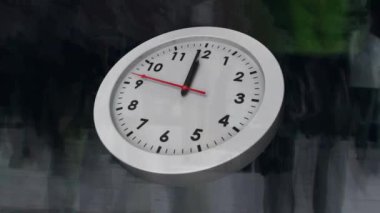 Ön planda saat ile şehirde hızlı hareket eden insanların animasyonu