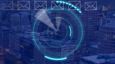 Arka planda zarf simgeleri ve şehir manzarası ile dönen bir daire içinde görüntülenen 5g animasyonu
