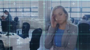 Yoğun bir ofiste ön planda hareket eden beyaz bir kadının hızlı hareketinin animasyonu