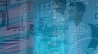 Yoğun bir ofiste çalışan ve ön planda hareket eden okları olan genç melez bir adamın hızlı hareketinin animasyonu.