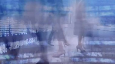 Dijital sayılarla hızlı hareket eden ve arka planda yatay olarak hareket eden insanların animasyonu