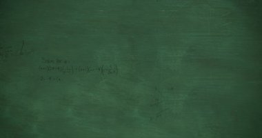 Yeşil bir tebeşir tahtası arka plan 4k üzerinde yüzen siyah el yazısı matematiksel hesaplamalar Animasyon
