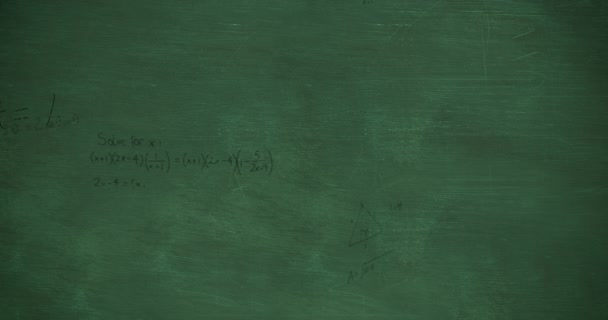 Animación Cálculos Matemáticos Manuscritos Negro Flotando Sobre Fondo Pizarra Verde — Vídeo de stock